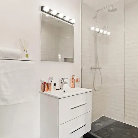 Nicely Decorated Between Bastille And Gare De Lyon By Guestready Apartment